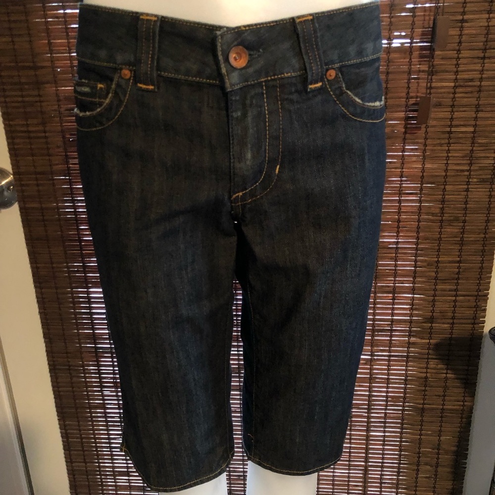 Guess Capri style shorts to knee never worn